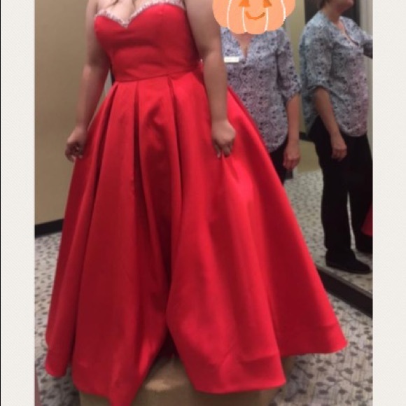 Formal dress - Picture 2 of 2